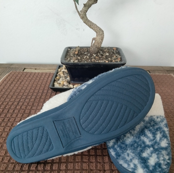 Women's "Northwest Territory" Hard-Soled Slippers. Size 6. Excellent Condition. - Picture 7 of 8